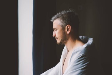 Adam evde rahat bir hafta sonu geçiriyor..