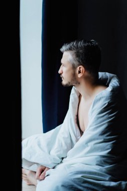 Adam evde rahat bir hafta sonu geçiriyor..