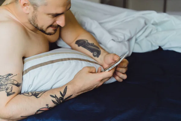 Zorgeloze Man Messaging Mobiele Telefoon Thuis — Stockfoto