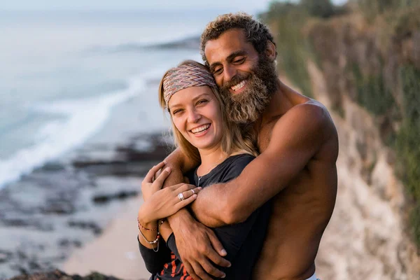 Sonriente Pareja Enamorada Aire Libre — Foto de Stock