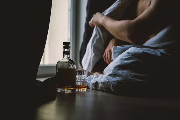 Man Dricker Whisky Hemma Helg Humör — Stockfoto