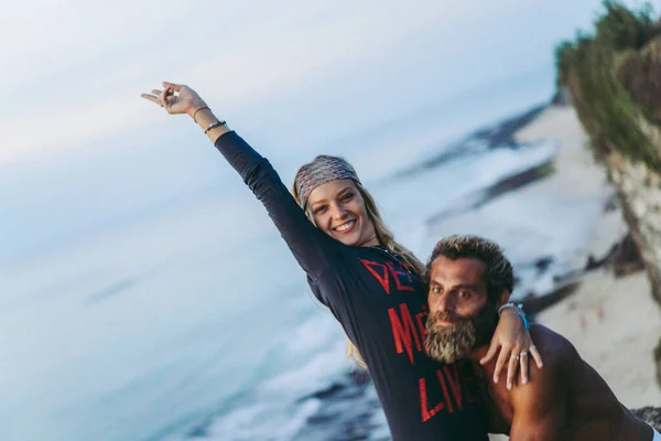 Sonriente Pareja Enamorada Aire Libre — Foto de Stock