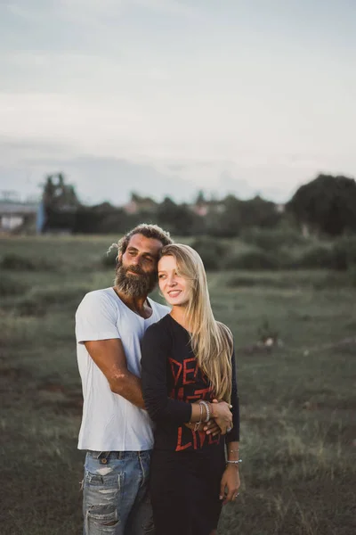 Couple Souriant Amoureux Plein Air — Photo