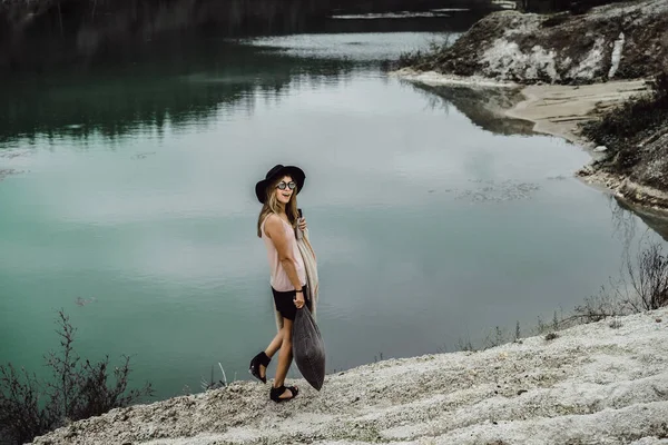 Jeune Femme Sur Nature Bord Terre Lac Montagnes — Photo