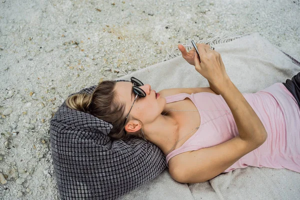 Eine Junge Frau Der Natur Rande Der Erde Benutzt Ein — Stockfoto