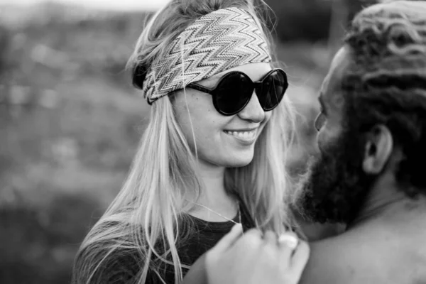 Sorrindo Casal Amor Livre — Fotografia de Stock