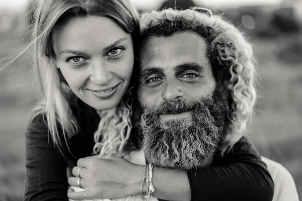 Couple Souriant Amoureux Plein Air — Photo