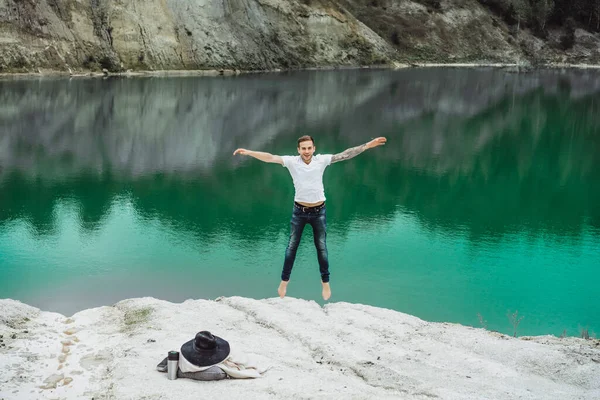 Dünyanın Kıyısındaki Doğada Yaşayan Genç Bir Adam Göl Dağlar Çeviri — Stok fotoğraf