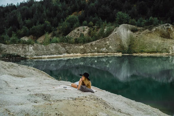 Jovem Mulher Natureza Beira Terra Lago Montanhas — Fotografia de Stock