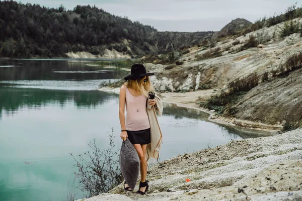 Young Woman Nature Edge Earth Lake Mountains — Stock Photo, Image