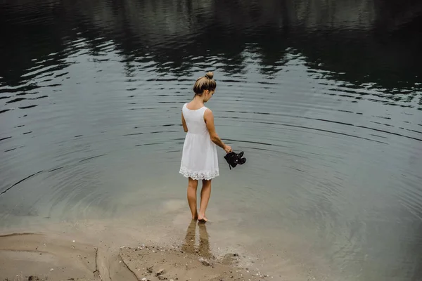 Jonge Vrouw Natuur Aan Rand Van Aarde Meer Bergen — Stockfoto