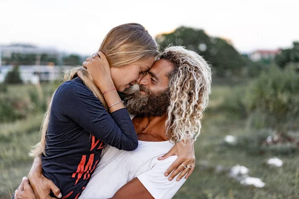 Couple Souriant Amoureux Plein Air — Photo