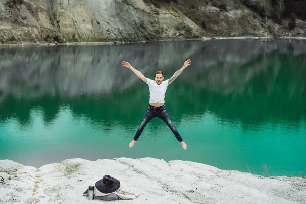 Jovem Natureza Beira Terra Lago Montanhas — Fotografia de Stock