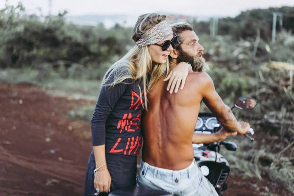 Sonriente Pareja Enamorada Aire Libre — Foto de Stock