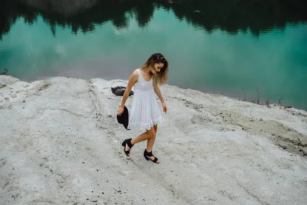 Jovem Mulher Natureza Beira Terra Lago Montanhas — Fotografia de Stock