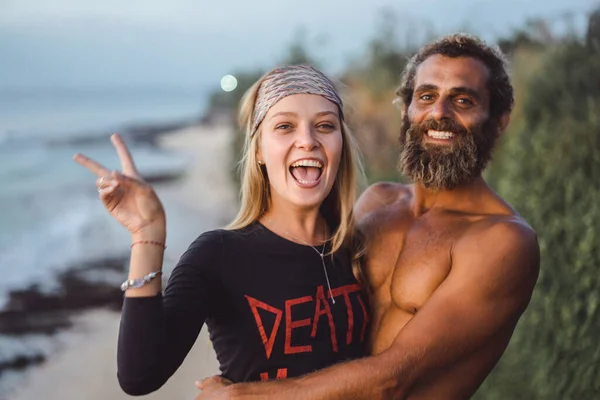 Sorrindo Casal Amor Livre — Fotografia de Stock