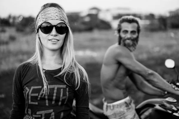 Sonriente Pareja Enamorada Aire Libre —  Fotos de Stock