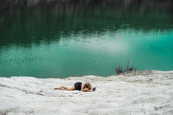 Молодая Женщина Природе Краю Земли Озеро Горы — стоковое фото