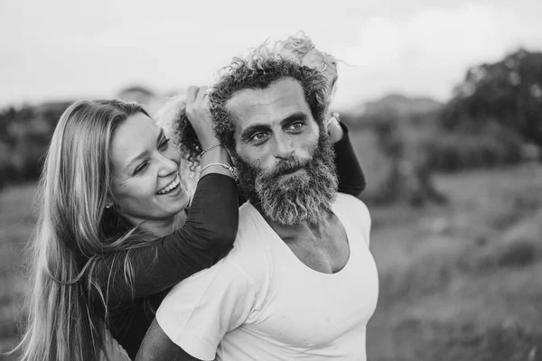 Sonriente Pareja Enamorada Aire Libre — Foto de Stock