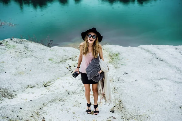Молодая Женщина Природе Краю Земли Озеро Горы — стоковое фото