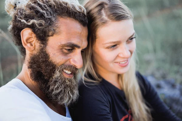 Couple Souriant Amoureux Plein Air — Photo