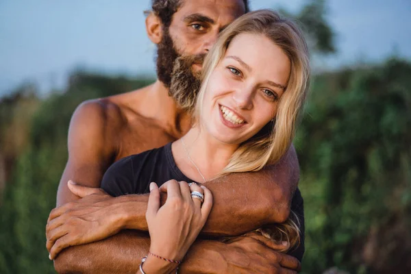 Sorrindo Casal Amor Livre — Fotografia de Stock