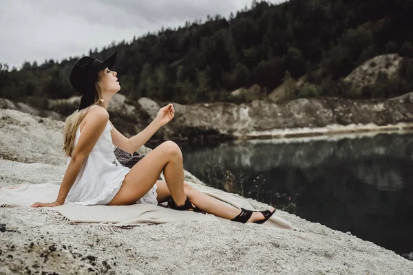 Jovem Mulher Natureza Beira Terra Lago Montanhas — Fotografia de Stock