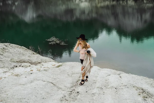 Mladá Žena Přírodě Okraji Země Jezero Hory — Stock fotografie