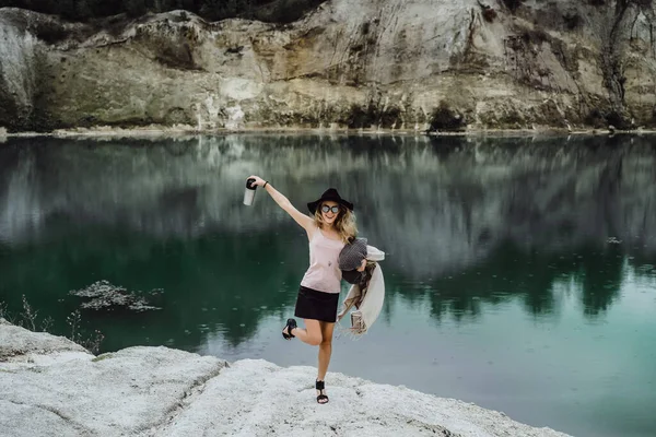 Ung Kvinne Naturen Ved Verdens Ende Innsjøen Fjell – stockfoto