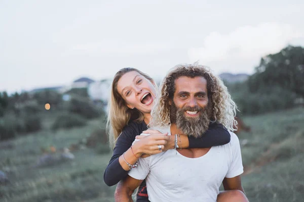 Sonriente Pareja Enamorada Aire Libre — Foto de Stock