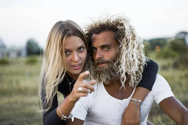 Couple Souriant Amoureux Plein Air — Photo