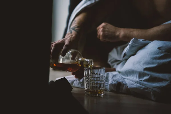 Mężczyzna Pije Whisky Domu Weekend Nastrój — Zdjęcie stockowe