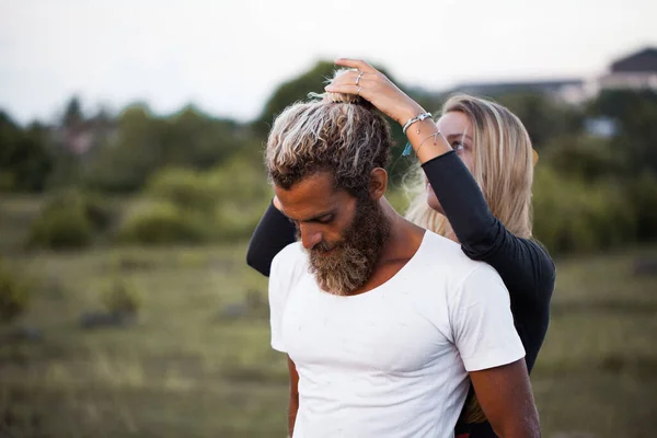 Sonriente Pareja Enamorada Aire Libre — Foto de Stock