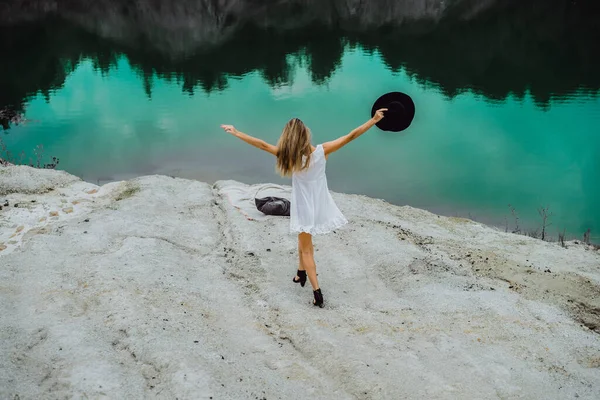 Jovem Mulher Natureza Beira Terra Lago Montanhas — Fotografia de Stock