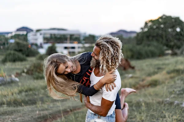 Sonriente Pareja Enamorada Aire Libre —  Fotos de Stock