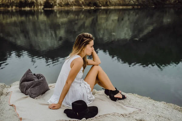 Jeune Femme Sur Nature Bord Terre Lac Montagnes — Photo