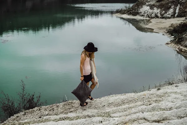Ung Kvinne Naturen Ved Verdens Ende Innsjøen Fjell – stockfoto