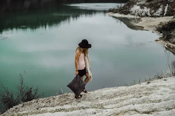 Jovem Mulher Natureza Beira Terra Lago Montanhas — Fotografia de Stock