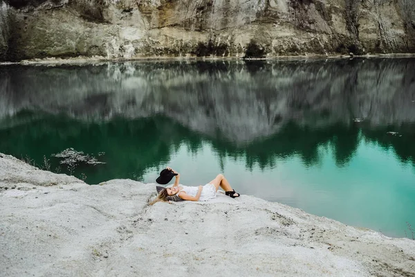 Mladá Žena Přírodě Okraji Země Jezero Hory — Stock fotografie