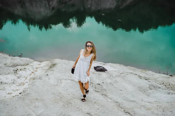 Mladá Žena Přírodě Okraji Země Jezero Hory — Stock fotografie