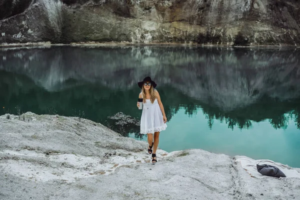 Jovem Mulher Natureza Beira Terra Lago Montanhas — Fotografia de Stock