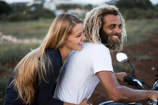 Sonriente Pareja Enamorada Aire Libre —  Fotos de Stock