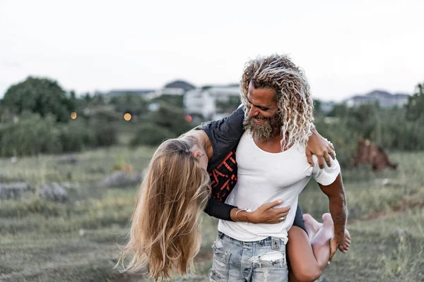 Sorrindo Casal Amor Livre — Fotografia de Stock