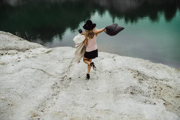 Νεαρή Γυναίκα Στη Φύση Στην Άκρη Της Γης Λίμνη Βουνά — Φωτογραφία Αρχείου