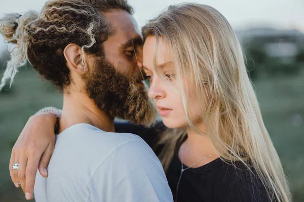 Sorrindo Casal Amor Livre — Fotografia de Stock