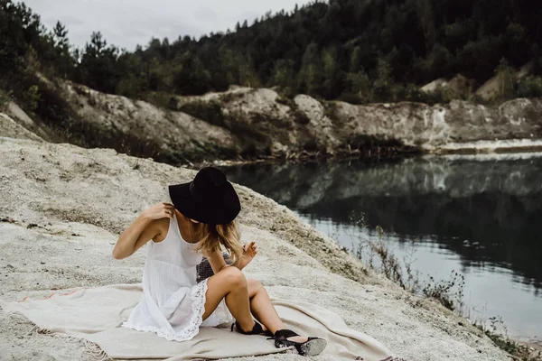 Jovem Mulher Natureza Beira Terra Lago Montanhas — Fotografia de Stock