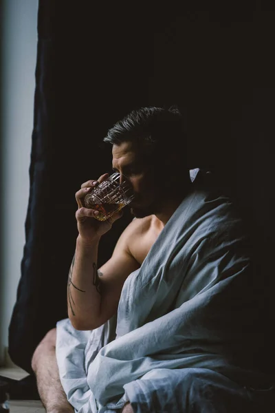 Férfi Iszik Whisky Otthon Hétvégén Hangulat — Stock Fotó
