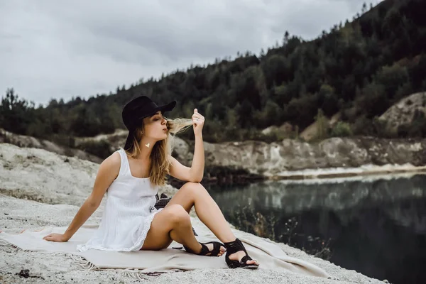 Mujer Joven Naturaleza Borde Tierra Lago Montañas —  Fotos de Stock