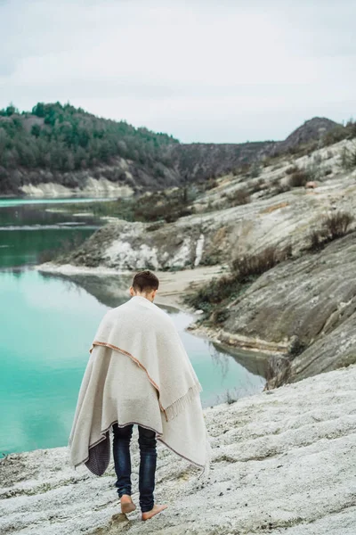 Jovem Natureza Beira Terra Lago Montanhas — Fotografia de Stock