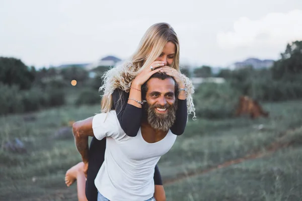 Couple Souriant Amoureux Plein Air — Photo